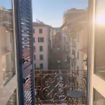 98 House -no Elevator In The Center *